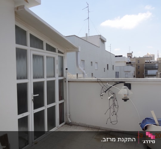 גג עם דלת זכוכית, חוטים ומנורה